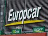 Platische Buchstaben in weiß mit grüner Umrandung ergeben das Wort Europcar und hängen an einer lamellenartigen Wand.