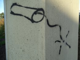 Ein Graffiti an einer Betonwand zeigt einen Knallkörper.