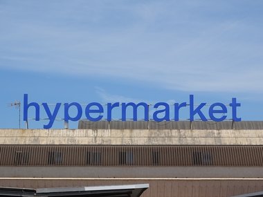 Ein blauer Hypermarktschriftzug auf einem Gebäude.