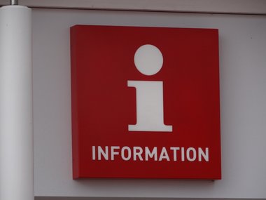 Ein rotes rechteckiges Schild mit der weissen Aufschrift I und Information