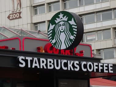 Der Banner eines Starbucks Coffee Ladens.