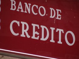 Ein Schild in rot und weiiser spanischer Aufschrift: Banco de Credito.
