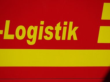 Der gelbe Schriftzug Logistik auf rotem Untergrund.
