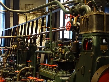 Eine ausgestellte Maschine in einem technischen Museum.
