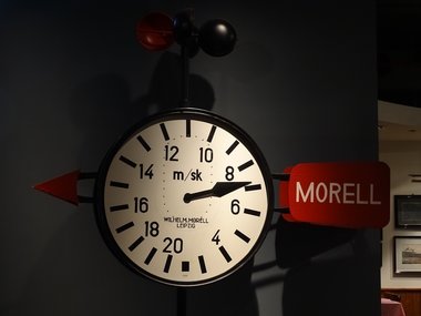 Ein Druckanzeiger mit einem roten Pfeilanhang auf dem Morell steht.