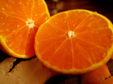 Zwei aufgeschnittene Orangenhälften liegen nebeneinander.