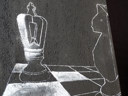 Ein mit Kreide gezeichnetes Schachbild mit Pferd und König in schwarz-weiß.