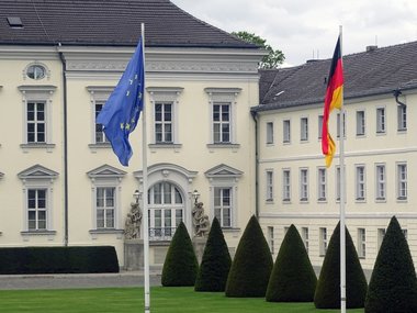 Ein Ausschnitt vom Schloß Bellevue in Berlin mit der Deutschland- und Europaflagge.