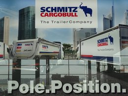 Ein Werbeplakat der Firma Schmitz Cargobull mit Lastwagen und der Aufschrift: Pole.Postion.