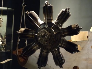 Eine alte große Schraube in einem technischen Museum.