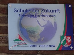 Schild zur Agenda 21 weisst eine Schule der Zukunft in NRW aus / Bildung für Nachhaltigkeit. 