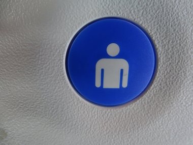 Ein blaues rundes Zeichen mit einem menschlichen Oberkörper.