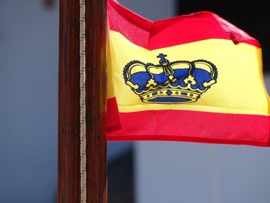 Eine spanische Flagge mit einer blauen Krone weht im Wind.
