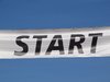 Weißes Startbanner auf dem in fetten schwarzen Buchstaben das Wort START steht.