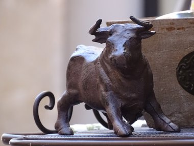 Ein spanischer Stier aus Metall steht für Konjunktur und den Ifo-Geschäftsklimaindex.