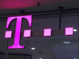 Das pinkfarbene T, der Firma Telekom mit umrahmten pinken Quadraten.