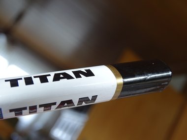 Ein Bleistift mit den schwarzen Buchstaben für Titan.