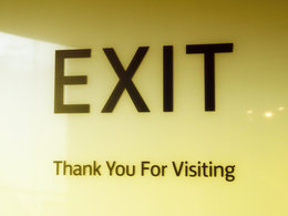 Ein Schild mit der Aufschrift "Exit - Thank you for Visiting" symbolisiert das Thema der Abfindung für die Mitarbeiterzufriedenheit.