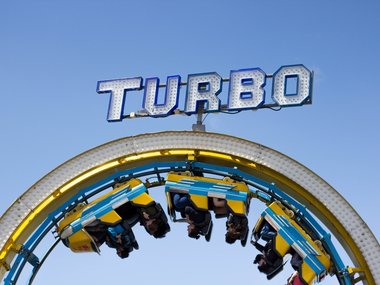 Ein Zug einer Achterbahn mit dem Namen Turbo steht auf dem Kopf.