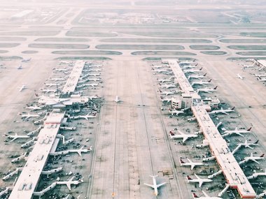 Ein Flughafen mit unendlich vielen Flugzeugen.