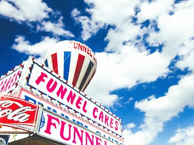 Ein Lokal mit Namen: Funny Cakes mit amerikanischen Farben und einer Colawerbung.