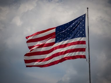 Die wehende, amerikanische Flagge.