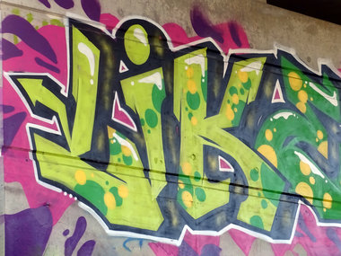 Arbeitgeber-Bewertungsplattform: Ein buntes Graffiti unter einer Brücke zeigt das Wort "LIKE".