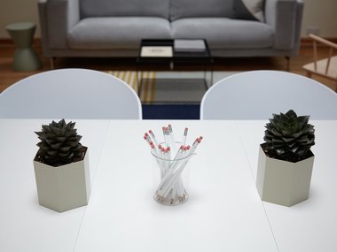 Ein Tisch mit weißen Stühlen.