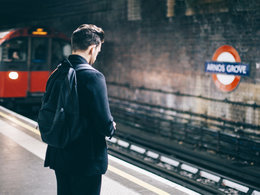 Auslandsaufenthalte: Ein Sudenten im Auslandssemster in England an einer U-Bahn-Station in London.