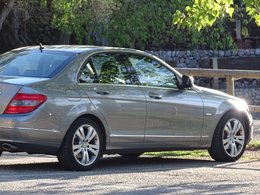 Das Foto zeigt einen geleasten silbernen Mercedes.