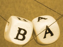 An Fäden hängen zwei Würfel mit den Buchstaben BA für Bachelorarbeit.
