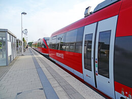 Auf einem Regionalbahnhof steht eine rote Regionalbahn.