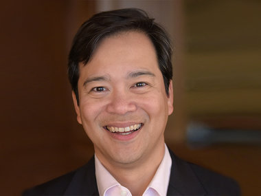 Das Portrait-Bild zeigt den neuen weltweiten Chef der Strategieberatung Bain Manny Maceda.