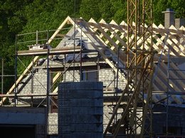 Eine Baustelle von einem Hausdach mit einem Gerüst.