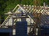 Eine Baustelle von einem Hausdach mit einem Gerüst.