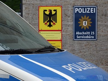 Beamtenpension: Ein Polizeiauto symbolisiert das Thema der Penion bei Polizei-Beamten.