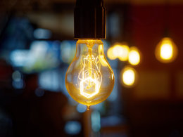 Eine Glühbirne symbolisiert den Ideen-Wettbewerb "Be an Innovator Student 2019" von BearingPoint.