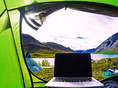 Berufsalternative: Digitale Nomaden arbeiten von überall aus auch beim Zelten.