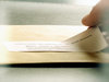 Bewerbung: Das Bild zeigt, wie gerade ein Adressaufkleber auf einen Briefumschlag geklebt wird.