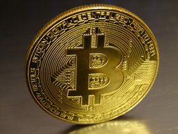 Das Bild zeigt einen Bitcoin. Kryptowährung wie Bitcoin und Ethereum basieren auf einer Blockchain-Technologie. 