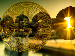 Eine Kette und eine Bitcoin-Münzen symbolisieren das Thema Blockchain-Jobs.