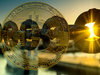 Eine Kette und eine Bitcoin-Münzen symbolisieren das Thema Blockchain-Jobs.