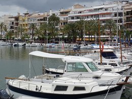 Der Hafen von Alcudia auf Mallorca mit einigen Booten im Vordergrund.