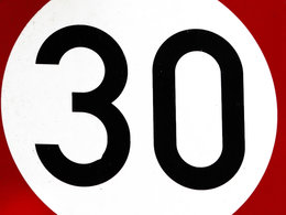Ein Schild mit der schwarzen Aufschrift 30 symbolisiert die 30 freien Trainee-Stellen im Future Leaders Programme 2019 von BP.