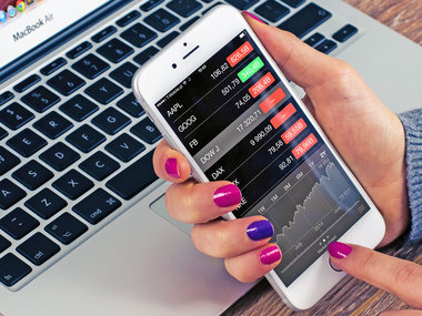 Das Bild zeigt ein Smartphone, auf dem in einer Broker-App gerade die aktuellen Börsenkurse angezeigt werden.