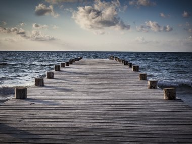 Broschüre "Lebenslauf": Ein Holzsteg führt zum Meer und das offene Ende symobiliert den offenen Lebenweg.