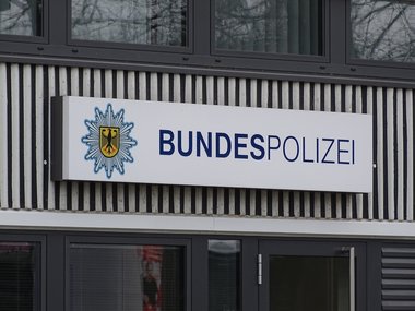 Beamte: Das Schild der Bundespolizei an einem Gebäude.