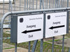 Exit-Schilder des deutschen Bundestages symbolisieren das gescheiterte Gesetz zur Corona-Impflicht.