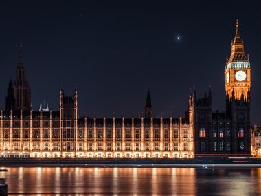 Business-Englisch lernen: Der beleuchtete Big Ben in London.