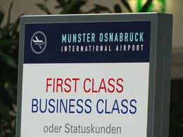 Ein Schild für die Business und First Class im Flughafen Münster/Osnabrück.